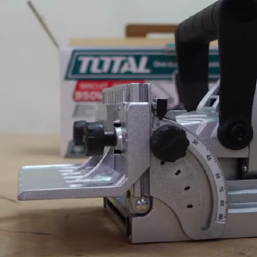 Cepillo eléctrico 750W TOTAL: Potencia y precisión para proyectos profesionales