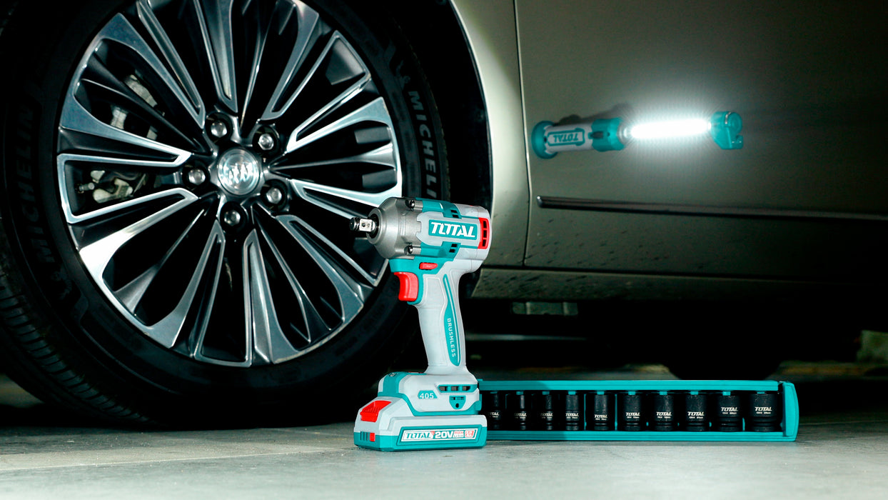 Llave Impacto 405Nm 20v 1/2» + Linterna + 2 Baterías + Dados