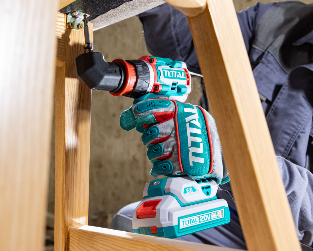 Taladro Multicabezal Inalámbrico + 2 Baterías y Cargador Brushless 20V 66 Nm Total Tools en uso